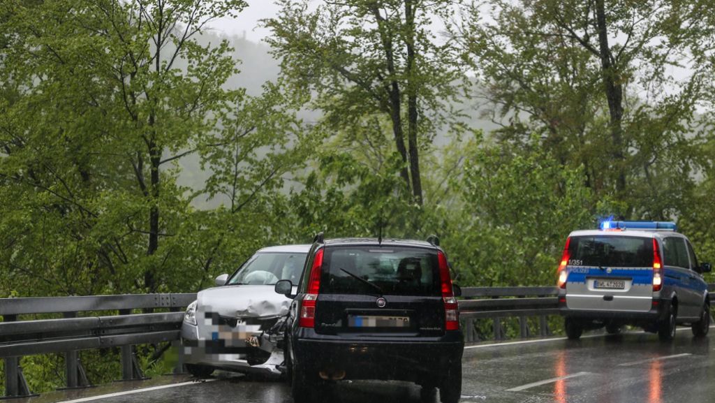  In Böhmenkirch im Kreis Göppingen ist es am Dienstag zu einem schweren Unfall gekommen. Eine Autofahrerin war mit ihrem Fahrzeug in den Gegenverkehr geraten. 