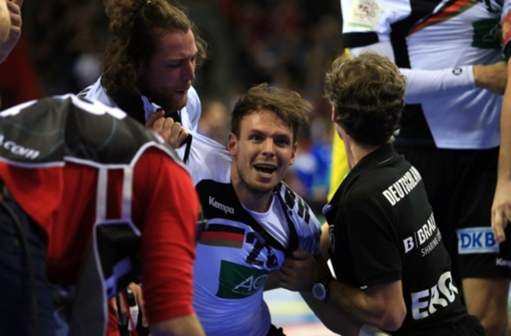 Kai Häfner (Mitte) kann den deutschen Sieg bei der Handball-EM noch gar nicht fassen.