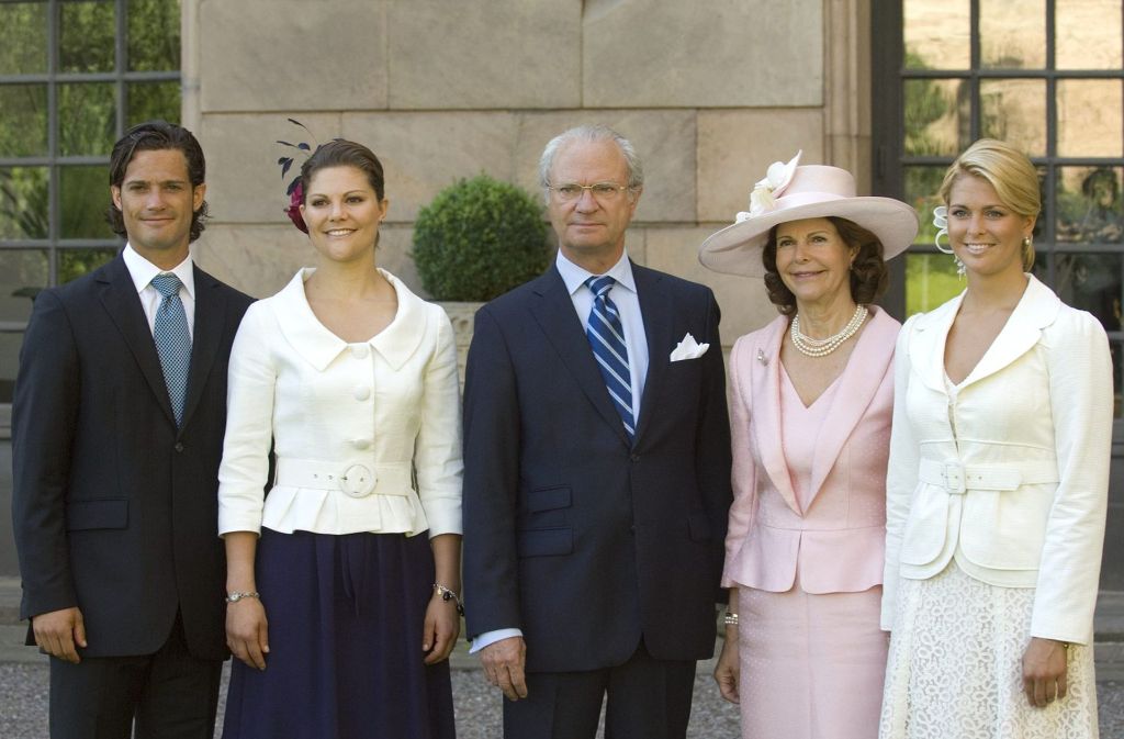 Die schwedische Königsfamilie im Jahr 2007 von links: der zweitgeborene Sohn, Prinz Carl Philip (bis vor wenigen Jahren einer der begehrtesten Junggesellen der Welt), die Erstgeborene, Kronprinzessin Victoria, ihr Vater, König Carl XVI von Schweden, die Mutter, Königin Silvia von Schweden, und ganz rechts die jüngste Tochter, Prinzessin Madeleine.