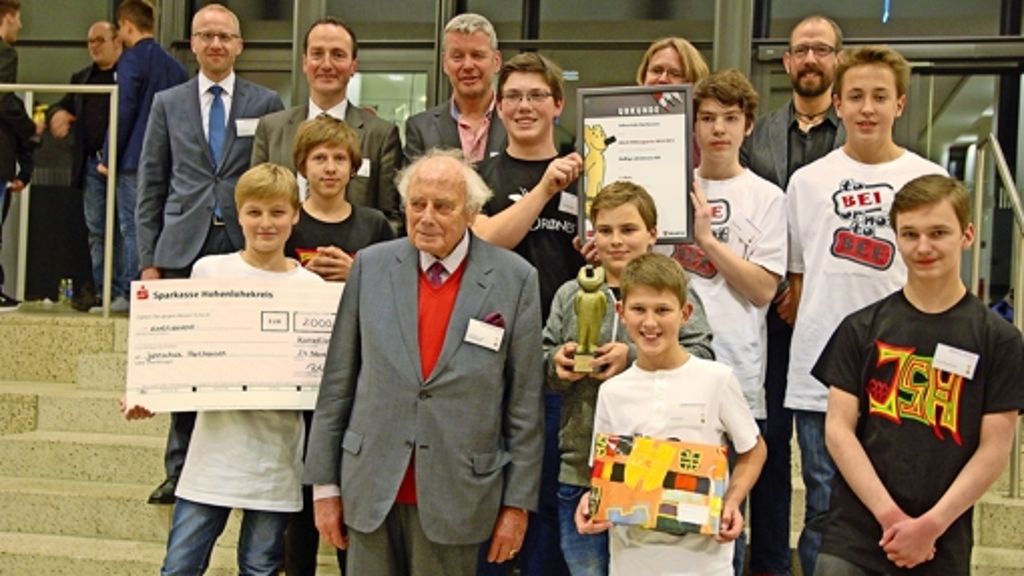  Die Nachwuchs-Imker der Jahnschule in Harthausen sind von Unternehmer Reinhold Würth und Kultusminister Andreas Stoch für ihr vorbildliches Engagement ausgezeichnet worden. 