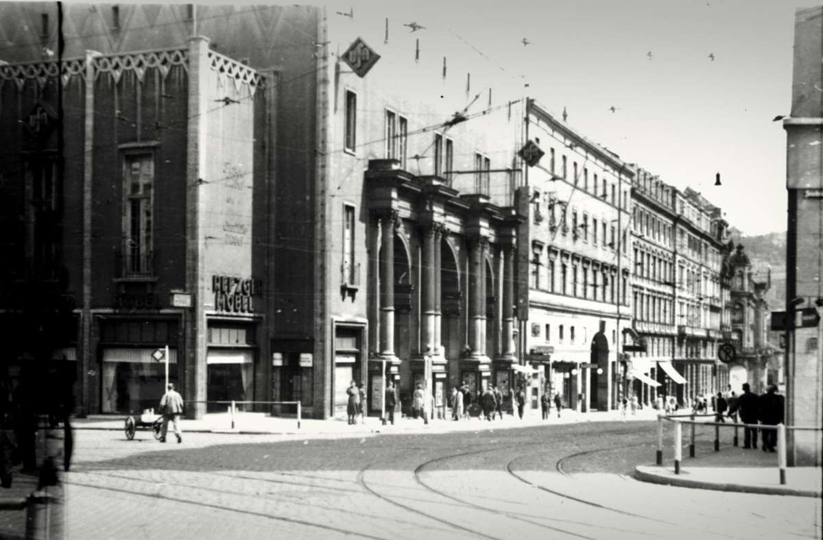 Blick von der Friedrichstraße auf den alten Stuttgarter Bahnhof in der heutigen Bolzstraße. in dem bis 1945 das Ufa-Kino residierte und in dem heute das Metropol-Kino untergebracht ist.