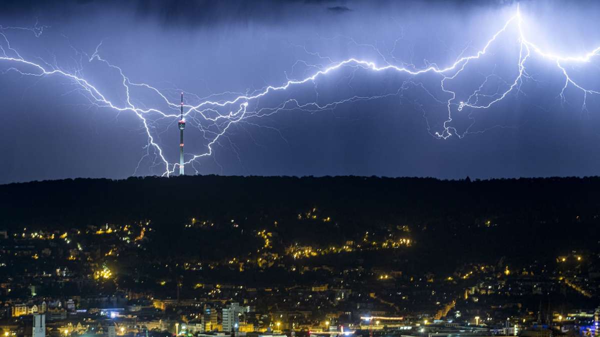  In Baden-Württemberg hat es im Jahr 2020 mehr geblitzt als im Vorjahr. Es gab Tausende Blitz-Einschläge. Doch wo blitzt es am häufigsten in Deutschland? 