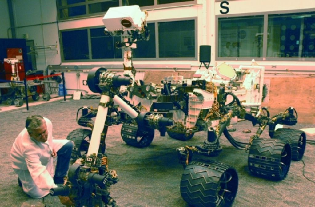 Größenvergleich, Teil 2: Curiosity, hier bei Tests im Labor, ist 900 Kilogramm schwer und kann seinen Kameramast zwei Meter hoch ausfahren.