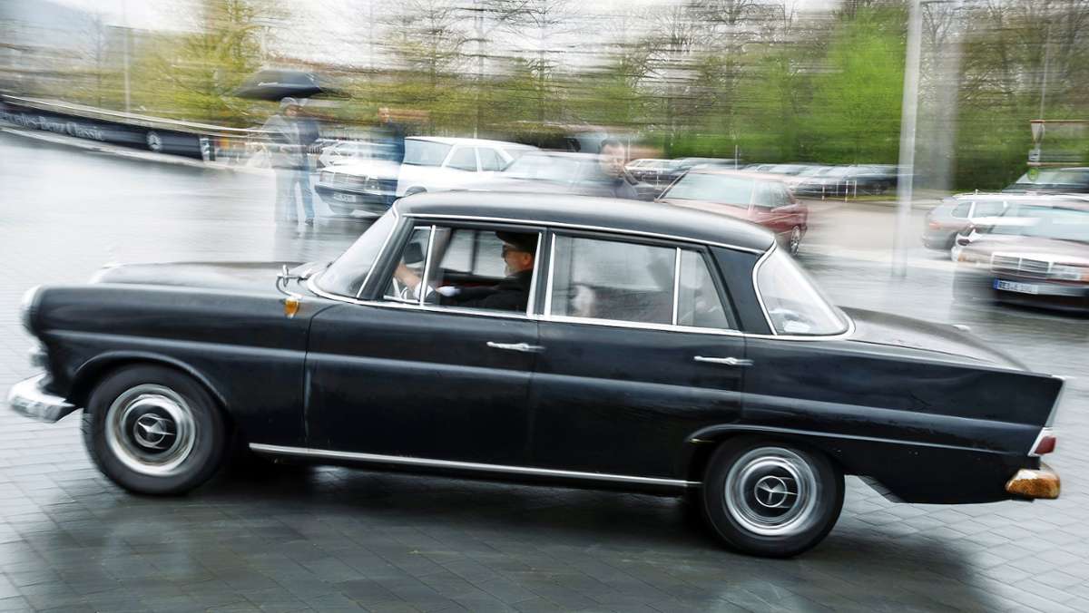 „Classics&Coffee” vor dem Mercedes-Benz-Museum: Im Winterauto zum Oldtimer-Treffen