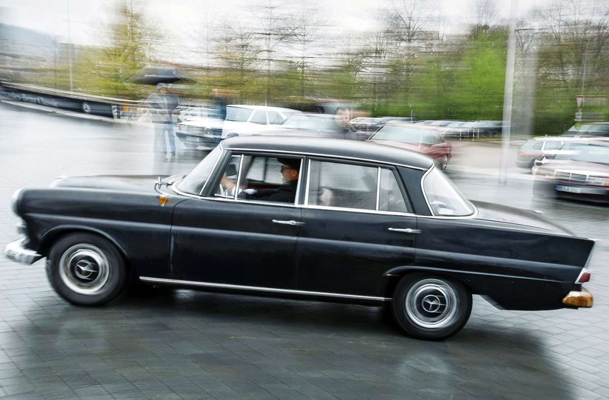 Am Sonntag war Auftakt zu den regelmäßigen Oldtimertreffen vor dem Mercedes-Benz-Museum in Bad Cannstatt.