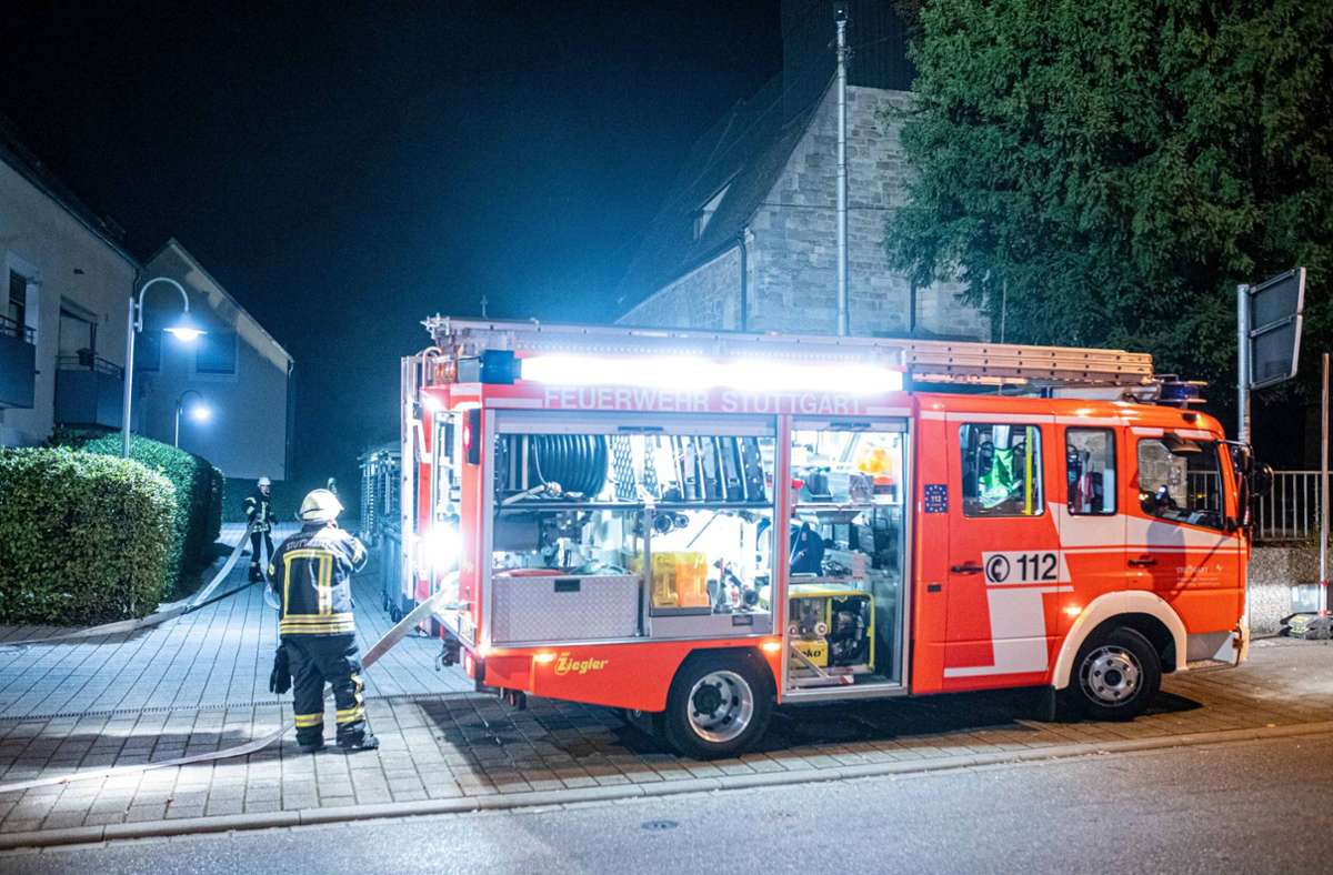Die Feuerwehr rückte in der Nacht auf Donnerstag gegen 1 Uhr zur Straße Otto-Hirsch-Brücken aus.