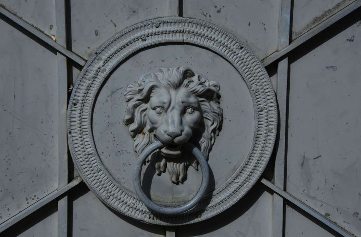 Eine Warnung für Besucher? Ein Löwenkopf ziert das Tor.