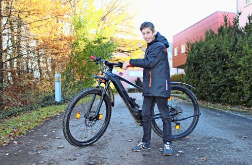 Felix Weinmann aus Wolfschlugen hat endlich sein E-Bike. Mit dem kann der herzkranke Junge nun zur Schule nach Bonlanden radeln. Foto: Caroline Holowiecki
