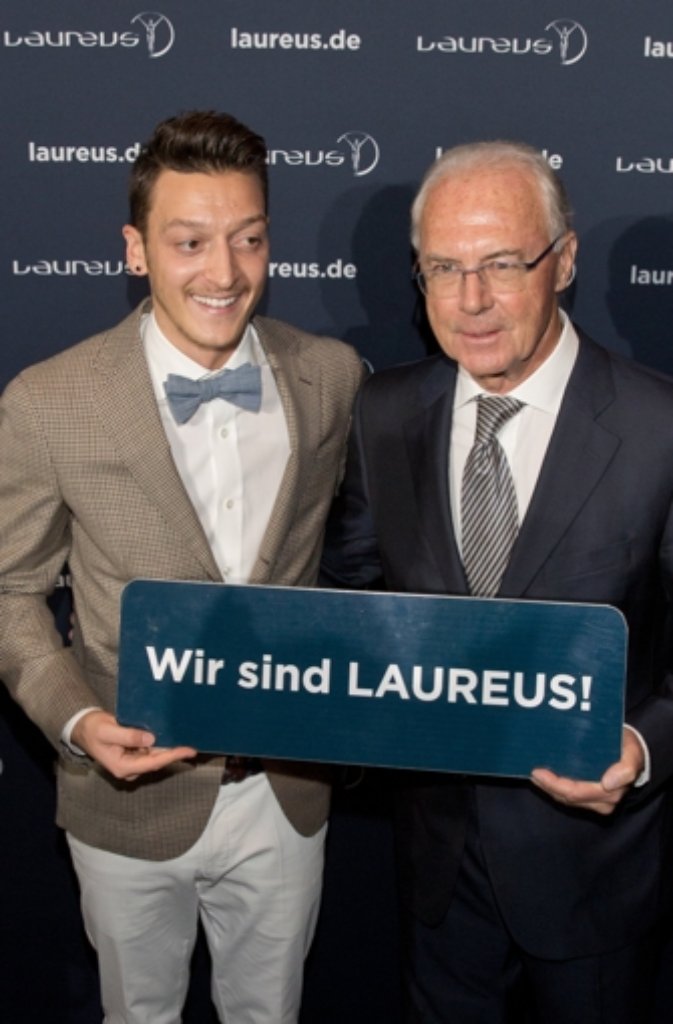 Mesut Özil (links) mit Franz Beckenbauer