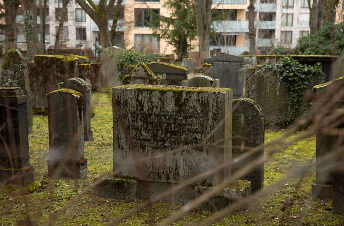 Der jüdischer Friedhof ist gemäß dem Brauchtum eingezäunt. Geöffnet ist er nur an den entsprechenden Feiertagen.