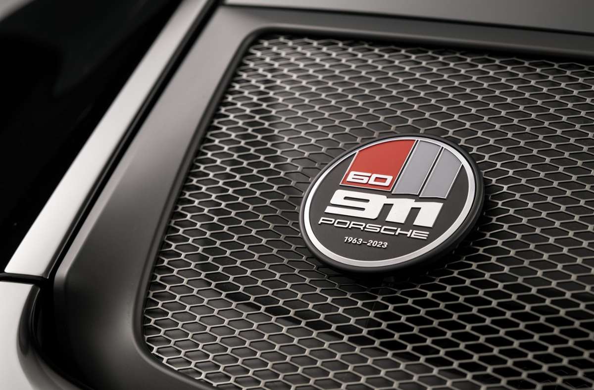 In Anlehnung an den 1963 gebauten ersten 911er trägt das Sondermodell ein Emblem am Heck.