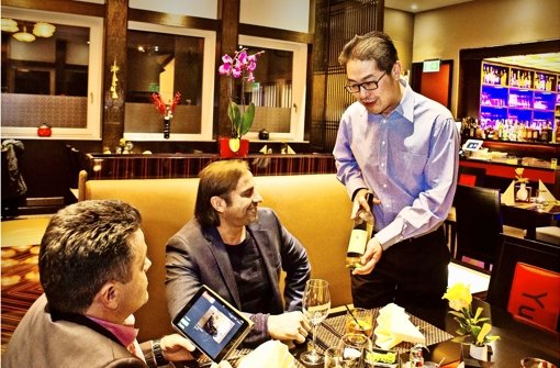 Trotz iPad-Einsatz berät Guoyu Luan seine Gäste auch gern persönlich. Foto: Lichtgut/Kovalenko