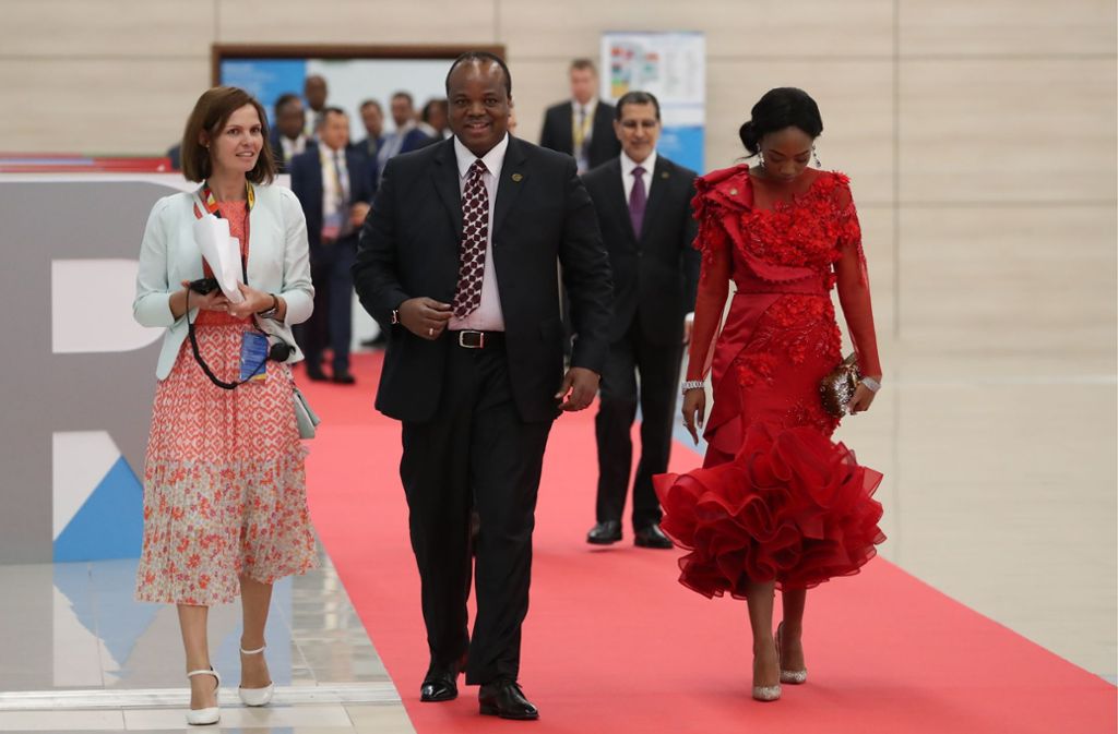 König Mswati II. mit einer Gattin (rechts) beim Russland-Afrika-Gipfel im Oktober 2019 im russischen Sotschi
