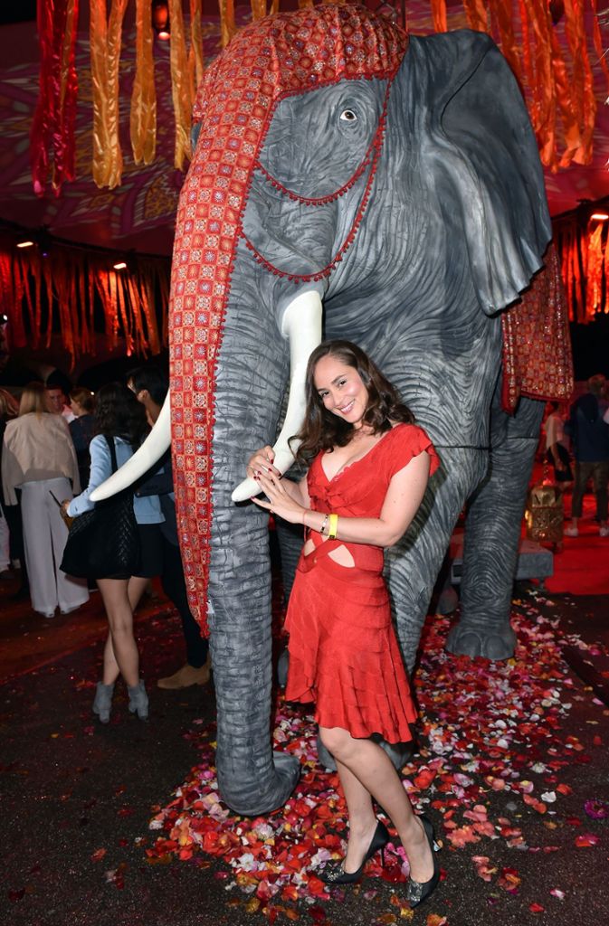 Auch schon 38 Jahre alt: Heydi Nunez Gomez, Model und Reality-TV-Tingeltangel-Girl gibt sich mit dem künstlichen Elefanten die Ehre.