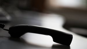 Telefontrickbetrug in Stuttgart-Ost: Falsche Polizeibeamte erbeuten Gold und Bargeld - Zeugen gesucht