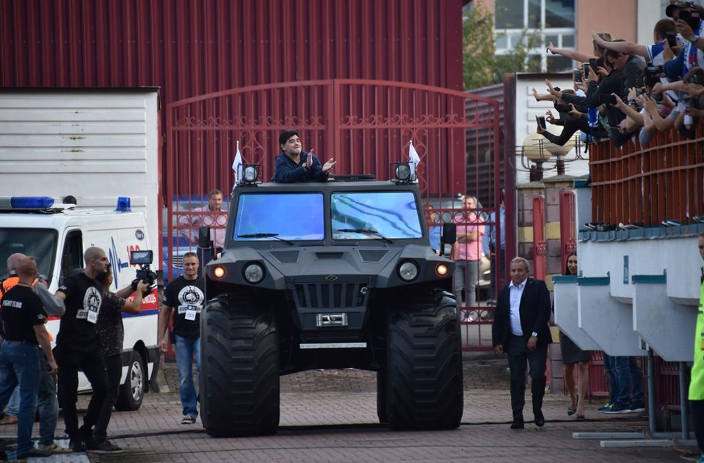 In einem gigantischen Militär-Jeep ließ sich Maradona nach seiner Ankunft in Brest wie ein Feldherr durchs Dinamo-Stadion fahren.