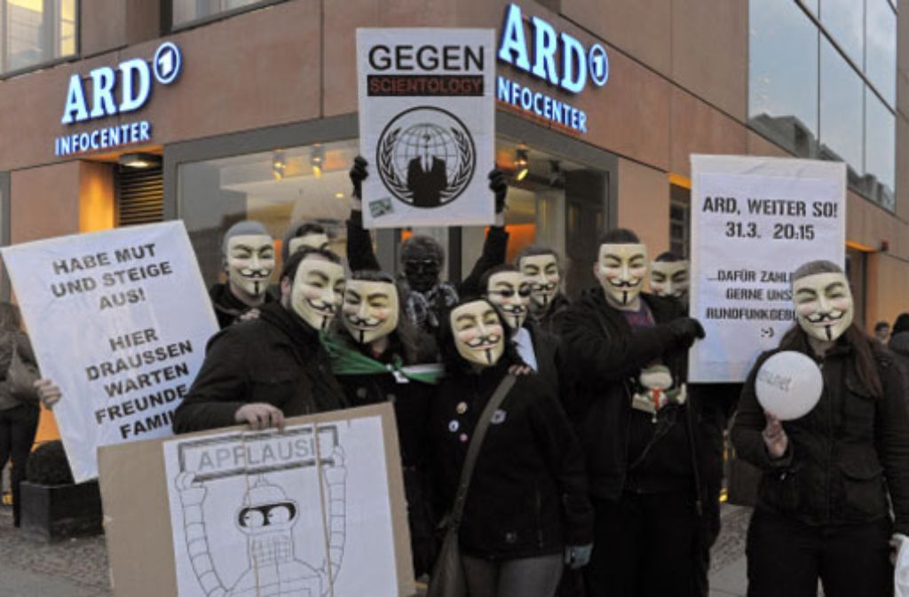 Maskierte Demonstranten, die ein Verbot der Organisation Scientology fordern, haben sich vor dem ARD-Hauptstadtstudio versammelt.
