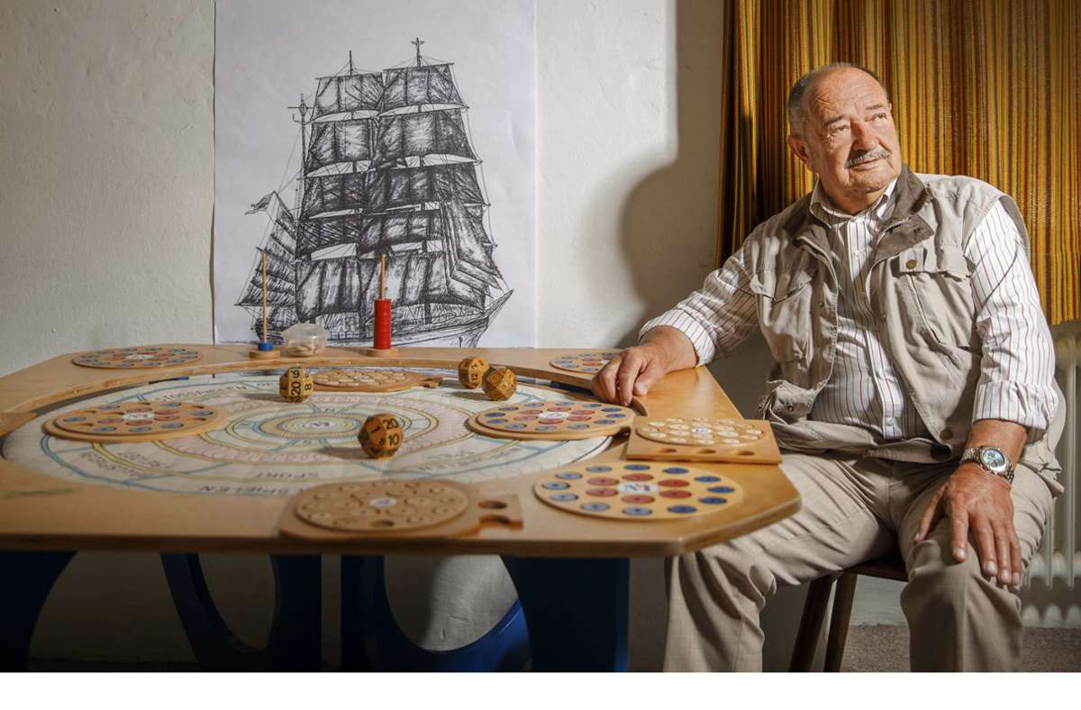 Slobodan Milojevic an seinem selbst gebauten „Spieltisch Rid“. Im Hintergrund seine Zeichnung von der Gorch Fock.