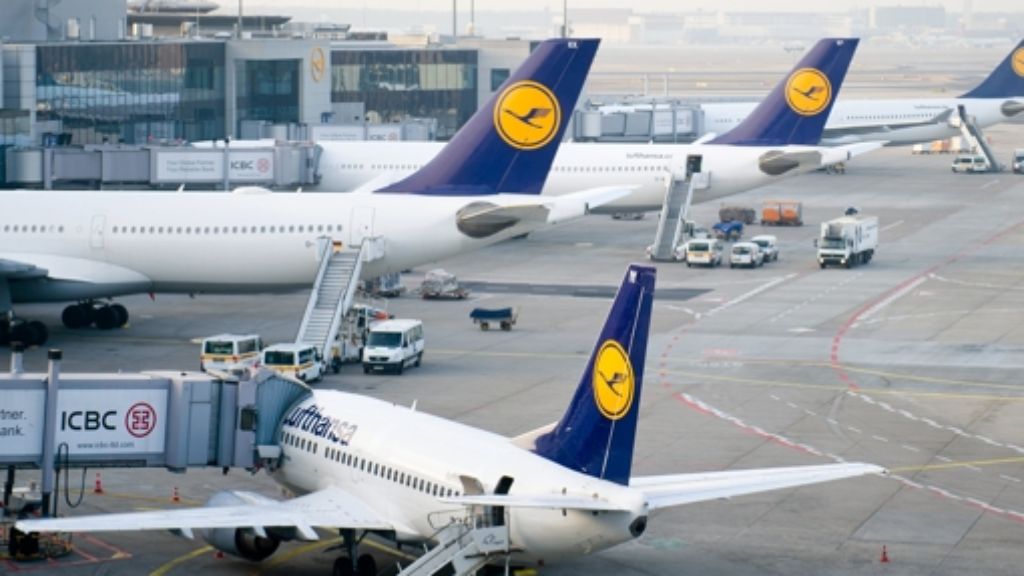 Lufthansa-Tarifstreit: Flugbegleiter verzichten bis Mitte Juli auf Streik