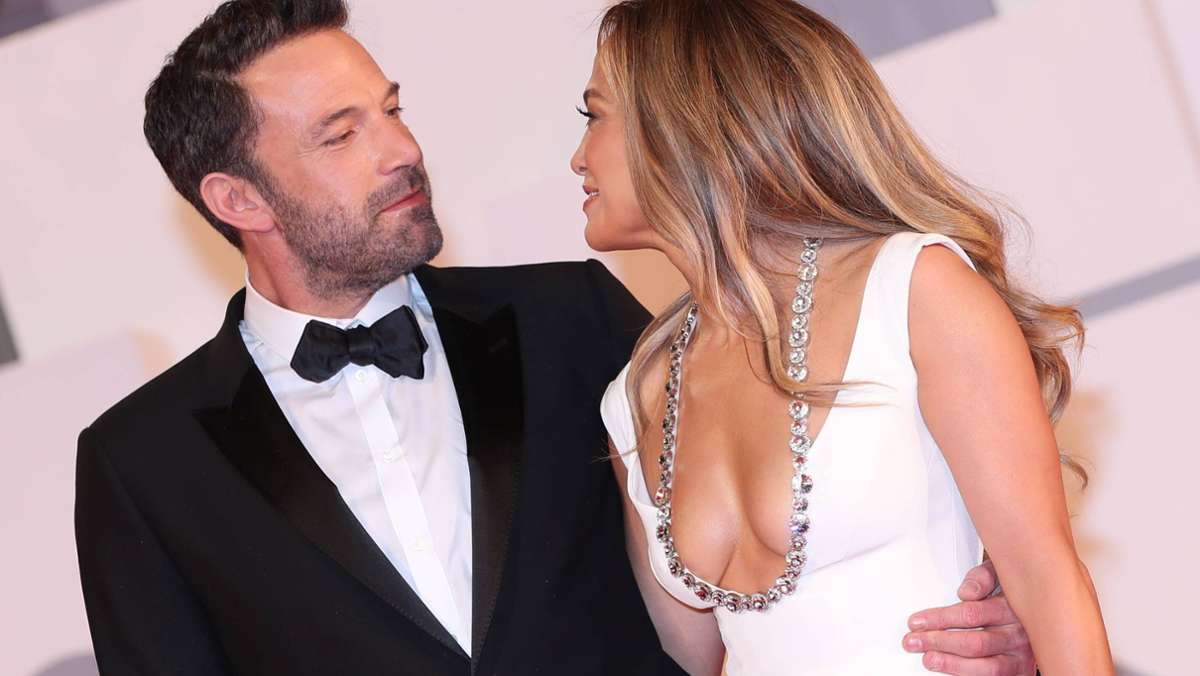  Lange wurde gemunkelt, dass J.Lo und Ben Affleck wieder ein Paar sind. Jetzt versteckt sich „Bennifer“ nicht mehr. Beim Filmfest Venedig zeigen sich die beiden Stars frisch verliebt auf dem roten Teppich. 