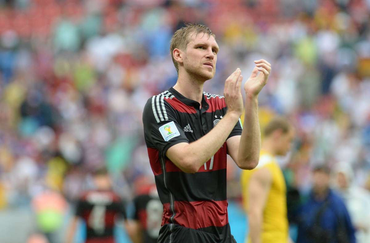 Der Spieler auf Rang zehn bei den Länderspielen ist Per Mertesacker. Von 2004 bis 2014 trug er das deutsche Trikot, schoss vier Tore und beendete seine Nationalmannschaftskarriere mit dem Gewinn der Weltmeisterschaft 2014.