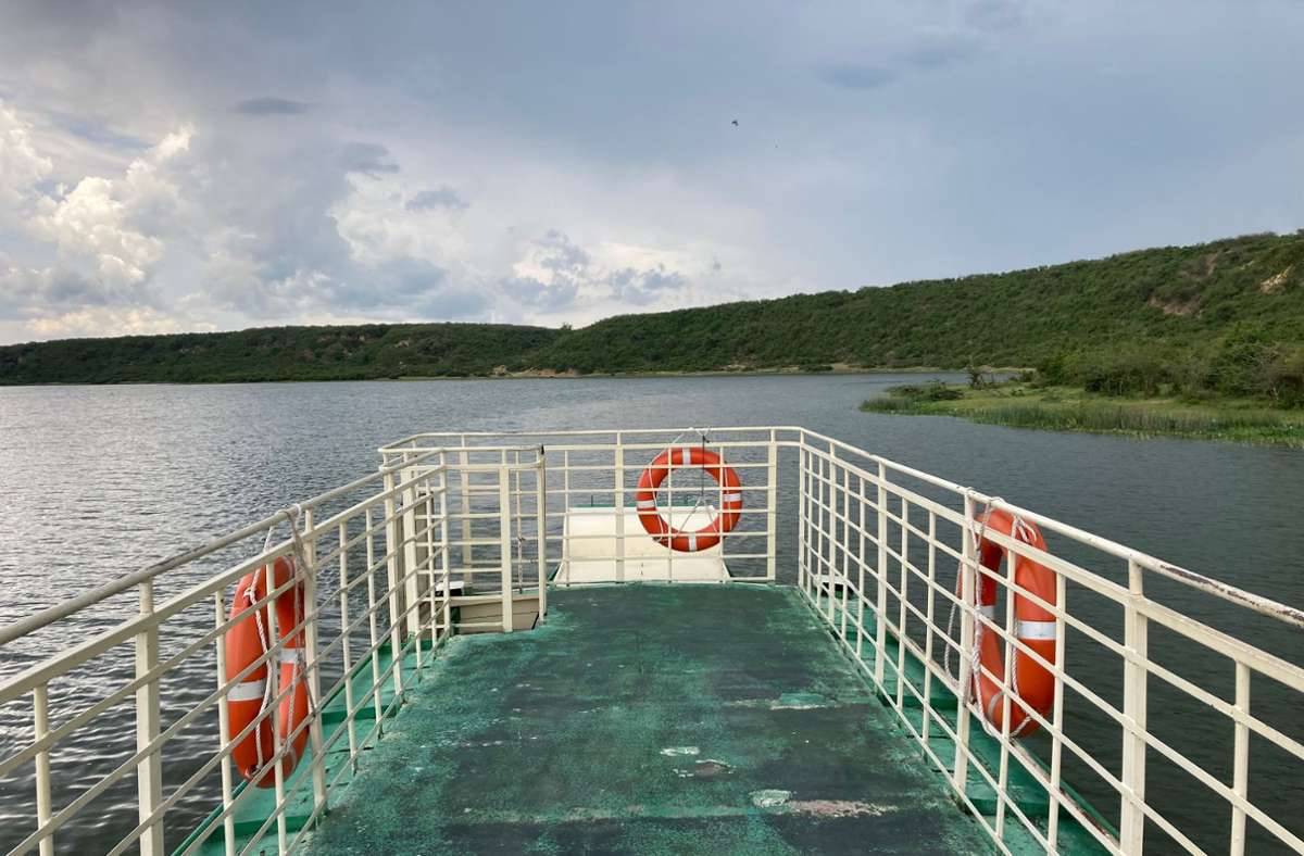 Auf dem Kazinga-Kanal kann man auf Bootssafari gehen. Die doppelstöckigen Prahmfähren kommen dank des extrem flachen Rumpfs ganz nah ans Ufer ran.