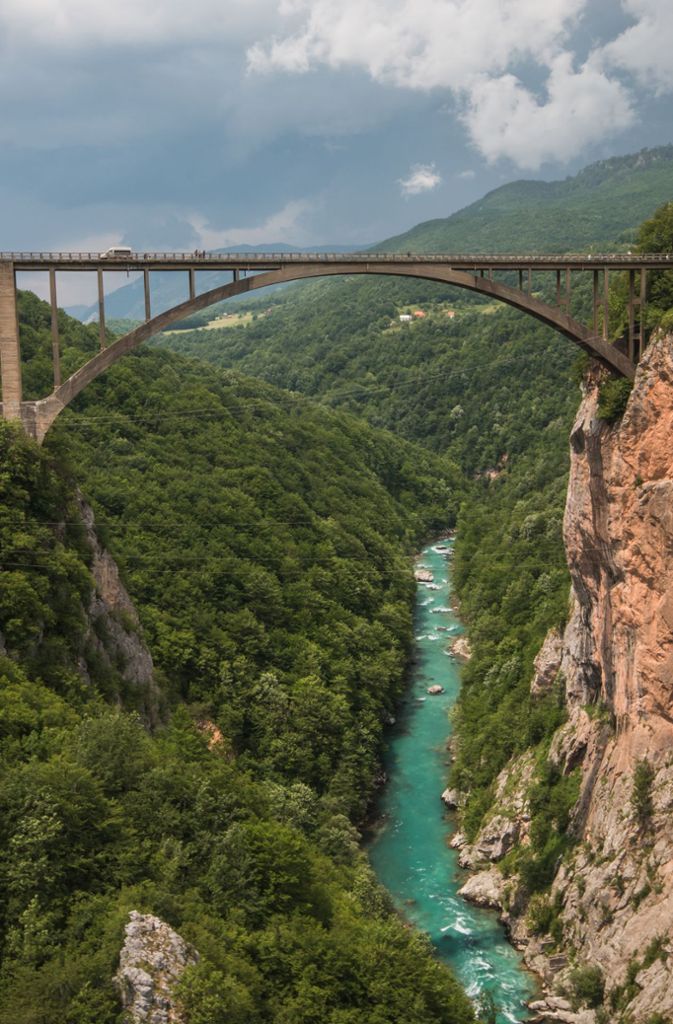 Interessante Alternative zur Drucketse in Dubrovnik: Über den Fluss Tara im montenegrinischen Gebirge führt die Tara-Brücke – und all das ist schön menschenleer.