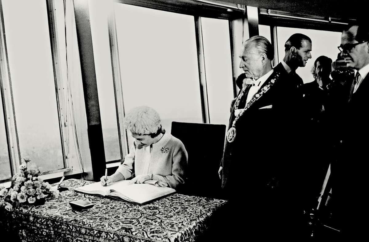 1965 besuchte die Queen den Fernsehturm und trug sich ins Goldene Buch der Stadt ein. Rechts: OB Arnulf Klett.