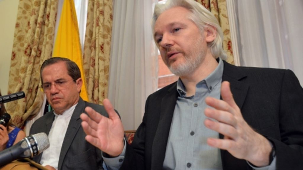  Seit zwei Jahren hält sich Wikileaks-Gründer Julian Assange in der ecuadorianischen Botschaft in London auf, bald will er diese nun verlassen. Dies gab der 43-Jährige am Montag bei einer Pressekonferenz bekannt. Zuletzt machten Gerüchte über eine Erkrankung Assanges die Runde. 