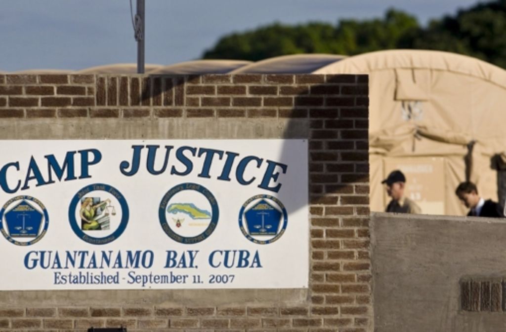 Als eine seiner ersten Amtshandlungen setzt Obama die Militärtribunale im Gefangenenlager Guantanamo auf Kuba aus. Im Mai setzt er sie aber wieder ein.