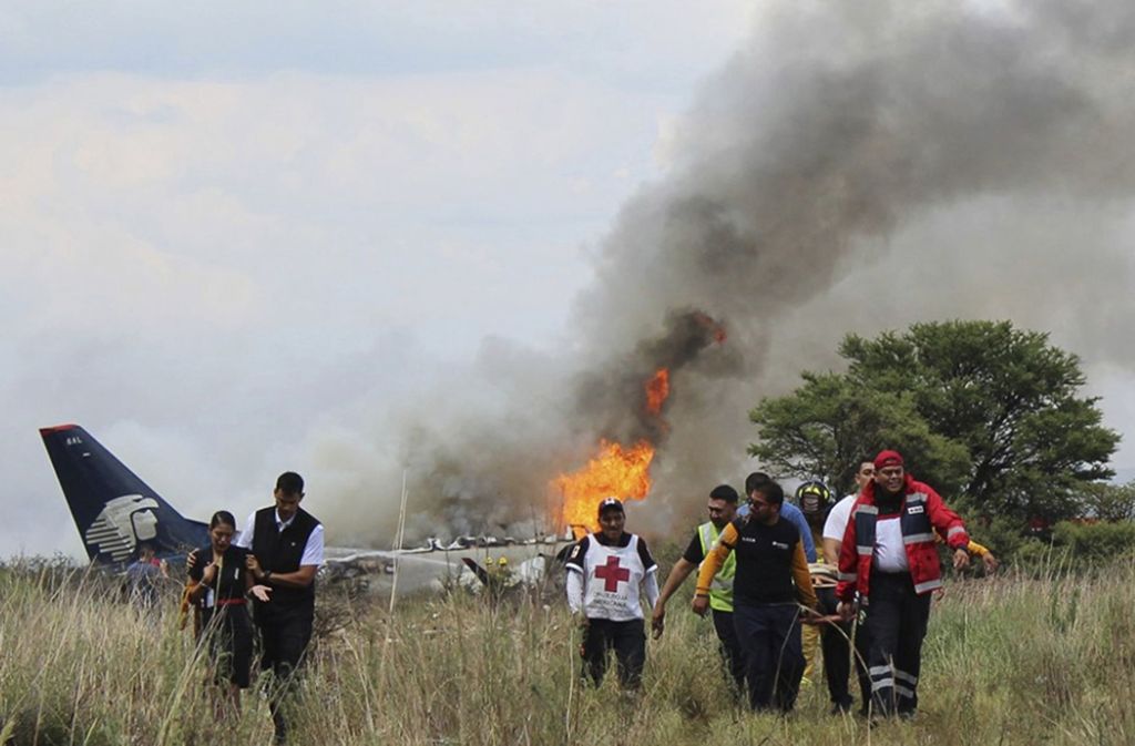 Kurz nach dem Absturz brach nach Angaben der Passagiere Feuer im Flugzeug aus.