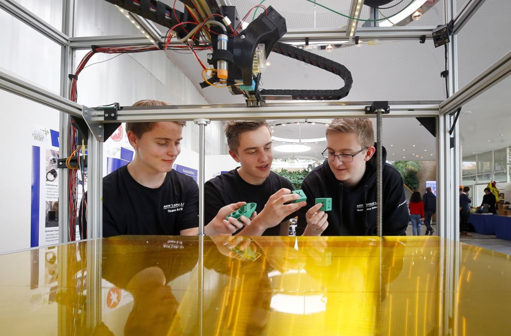 Julian, Lorenz und Tobais vom Aerospace Lab Herrenberg haben einen riesigen Drei-D-Drucker gebaut.