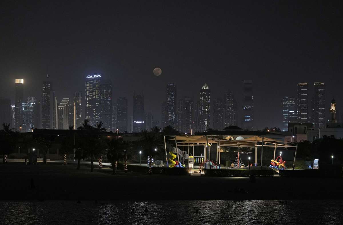 Der Vollmond geht über den Türmen des Business Bay Distrikts in Dubai auf.