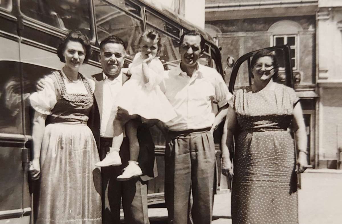 1957 – Die erste Gastfamilie Emilie und Christian Duppel (l.) zu Besuch bei den Schrickers (mit ihrer Tochter Monika) in Scheibbs.