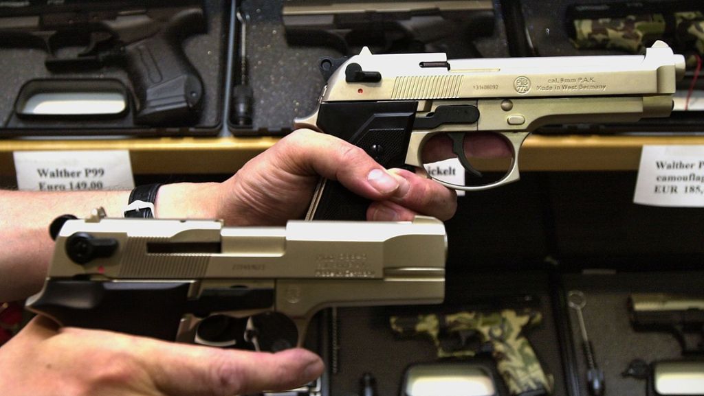  Ein Mann aus Serbien hat vor Gericht gestanden, einem Stuttgarter Waffennarren scharfe Pistolen beschafft zu haben. 