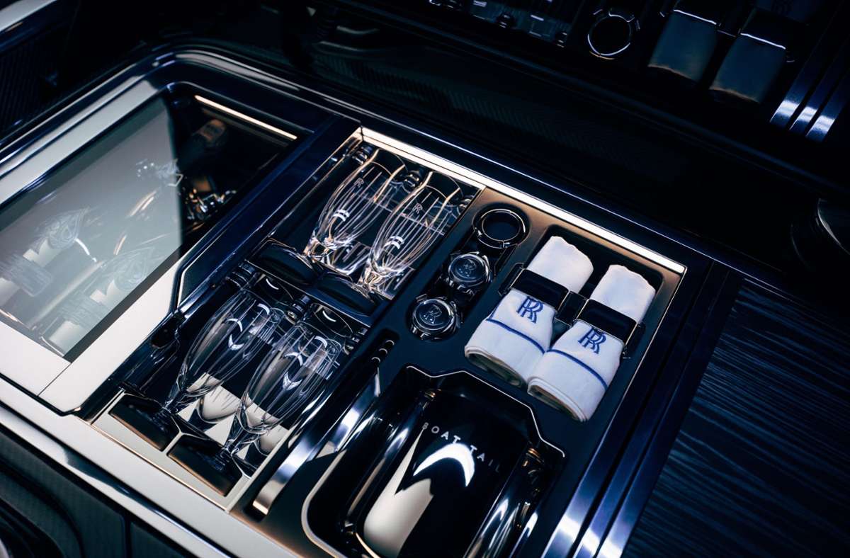 Unter der Haube des Rolls Royce Cabrio: Ein Kühler für den Champagner und stilvolle Gläser.