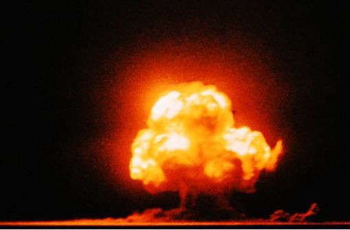 Nachkolorierte Aufnahme der Explosion der  ersten Atombombe   am 16. Juli 1945 im US-Bundesstaat New Mexico. Foto: Wikipedia commons/Jack W. Aeby