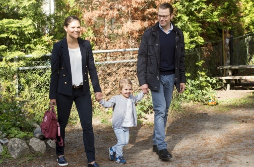 25. August 2014: In Stockholm bringen Kronprinzessin Victoria von Schweden und ihr Mann, Prinz Daniel, ihre Tochter Estelle zum Kindergarten.