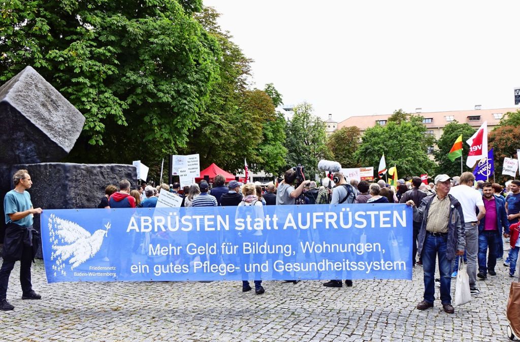 Der Friedenstreff Stuttgart Nord war auch bei der Gedenkfeier  des Netzwerkes Friedenskooperative zum Antikriegstag auf dem Stauffenbergplatz in Stuttgart beteiligt. Foto: privat