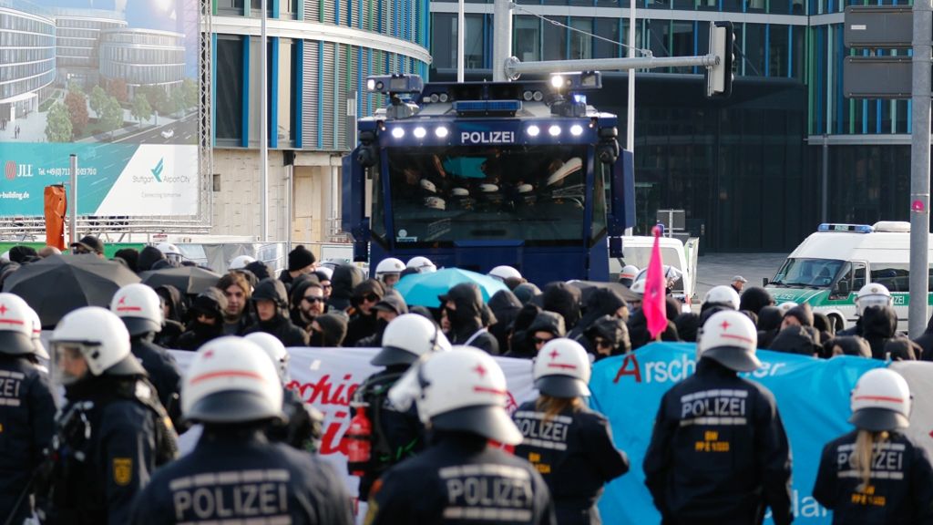  Einige hundert Demonstranten haben am Samstagmorgen versucht, den AfD-Bundesparteitag an der Messe in Stuttgart zu stören. Die Polizei nahm 400 Linksautonome in Gewahrsam. Hier gibt es die Bilder zu den Protesten. 