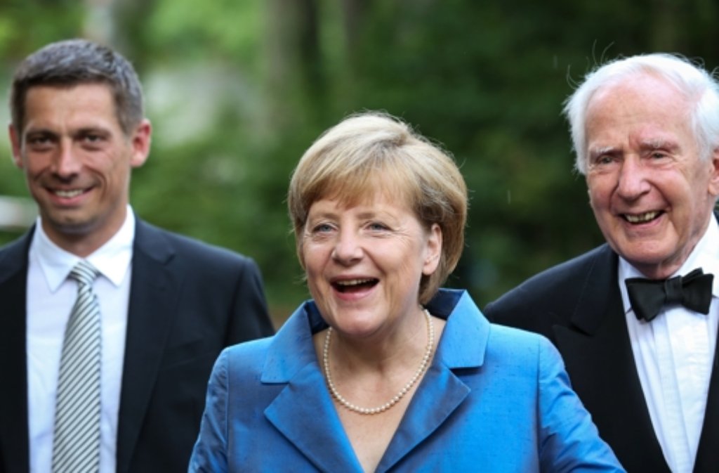 Daniel Sauer (links), Sohn ihres Ehemannes Joachim Sauer, und Klaus von Dohnanyi (SPD), ehemaliger Erster Bürgermeister von Hamburg, besuchen zusammen mit Angela Merkel die Siegfried-Aufführung.