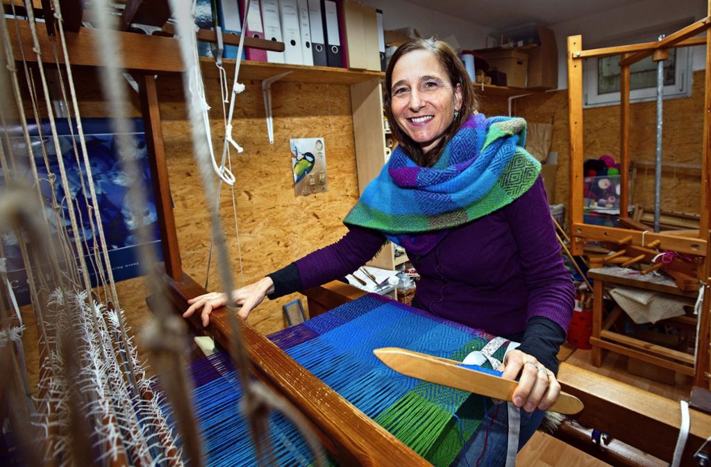 Simone Mack webt Schals und Geschirrtücher mit traditionellen Mustern in bunten Farben.