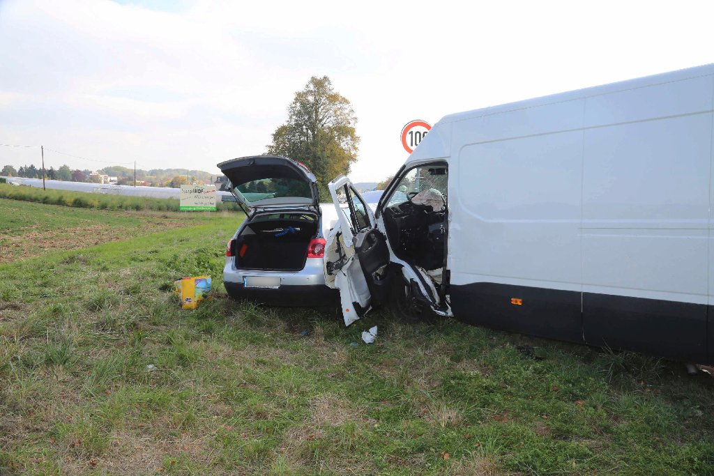 Bei einem schweren Unfall auf der B10 bei Korntal-Münchingen ist am Sonntag eine 82-Jährige ums Leben gekommen.