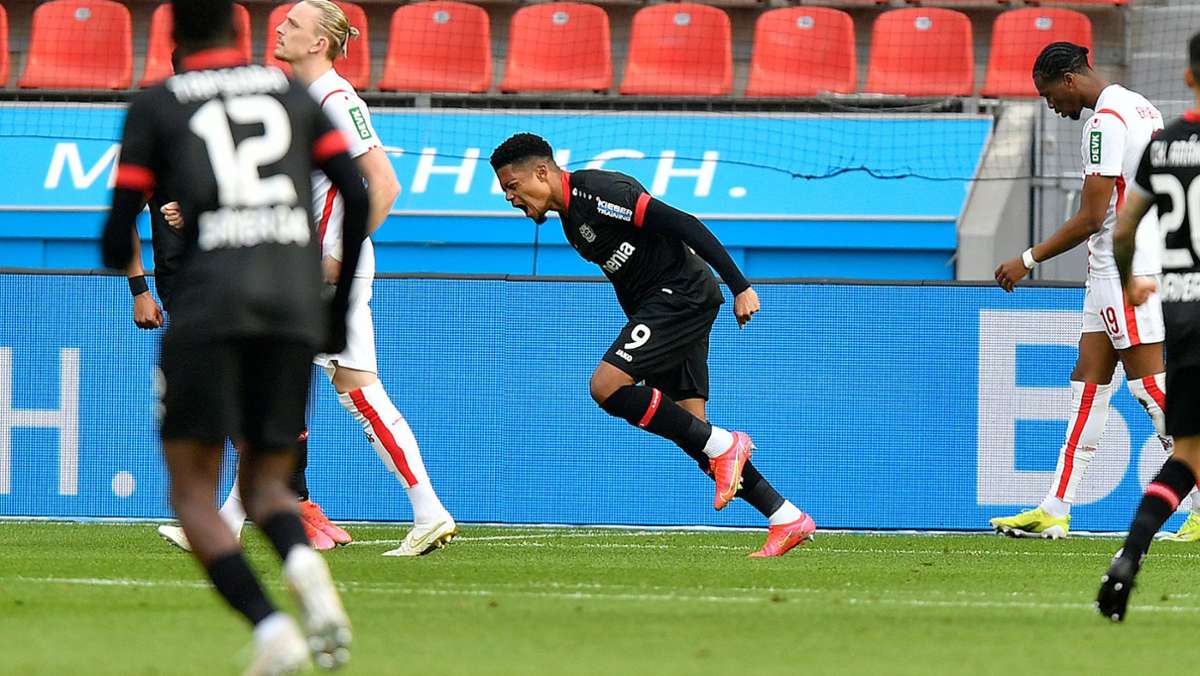  Der 1. FC Köln taumelt nach einer unglücklichen Derby-Niederlage beim Debüt des neuen Trainers Friedhelm Funkel weiter dem siebten Abstieg aus der Fußball-Bundesliga entgegen. Die Kölner verloren am Samstagabend bei Bayer Leverkusen mit 0:3 (0:1) 