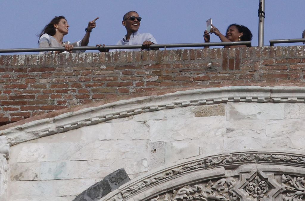 Zeit für einen Fotostop: Der Ex-US-Präsident posiert auf einer Brücke.