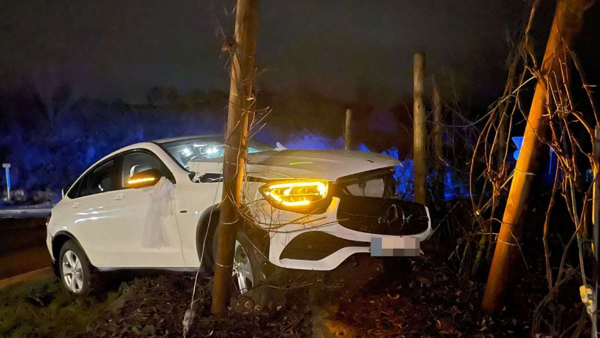  Vermutlich unter Drogeneinfluss fährt ein 27-Jähriger über eine Weiler Verkehrsinsel, beschädigt einige Schilder und prallt unter anderem gegen einen Baum. 