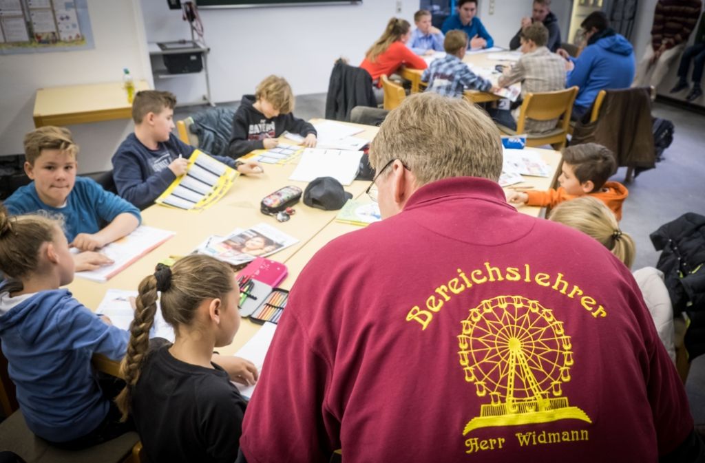 Michael Widmann ist als Bereichslehrer für die Unterstützung der schulpflichtigen Kinder und Jugendlichen, die ihre Eltern während des Stuttgarter Frühlingsfestes begleiten, zuständig und hat den Unterricht auf dem Festgelände organisiert.