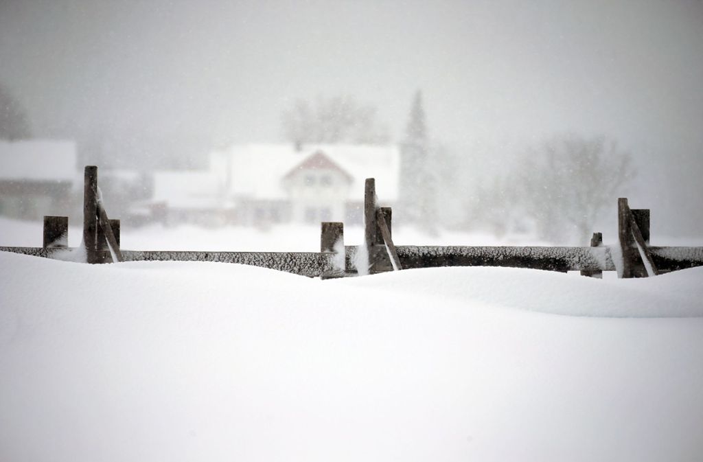 Ein Schneefangzaun steht im tiefen Schnee in Schongau, Bayern.