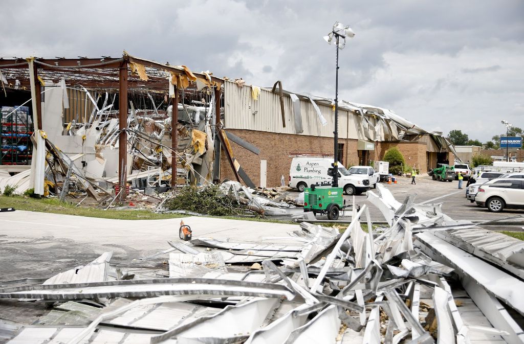 Der Sturm kam völlig unerwartet: Ein Tornado zerstört im US-Bundesstaat Oklahoma nachts mehrere Gebäude und stößt Autos um.