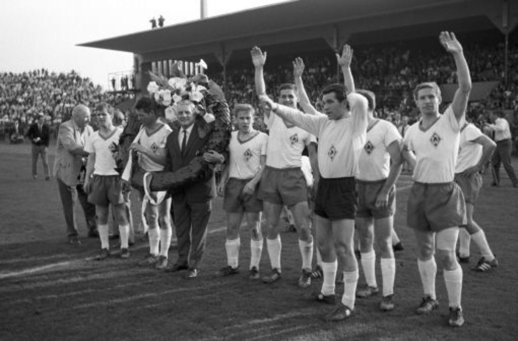 Saison 1964/65 Spielspaß: In der zweiten Bundesligasaison spielt sich Werder Bremen in einen Rausch und steht schon am vorletzten Spieltag als Meister fest. Berauscht von dem Titel, läuft ein Werder-Kicker bei einem Freundschaftsspiel nach dem Ende der Saison besoffen auf das Feld. Nach einer Minute wird er ausgewechselt. Prost.
